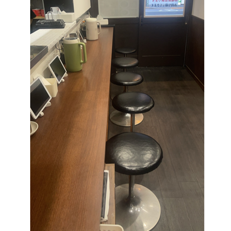 【お一人様も大歓迎】ふらりと立ち寄れるカウンター席は5席。サク飲みや晩酌セットに最適です。人気の「晩酌セット」1,180円(税込)なら、お酒1杯と料理2品で手軽に満足いただけます。PayPay利用可能でスマートなお会計ができるのも魅力!