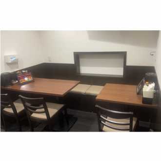 2名様から4名様でご利用可能なテーブル席。最大14名様までの連結も可能です！