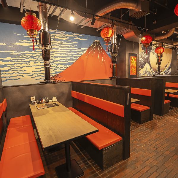 【全席喫煙可◎深夜3時まで営業。】祇園の華やかな夜に寄り添う「ひゃくらく」。活気がありつつも落ち着ける広々としたテーブル席をご用意しており、同伴やアフターの会合にも使い勝手抜群です。本格的な中華料理をリーズナブルに愉しめるのが魅力で、麻婆豆腐や黒酢の酢豚などお酒が進む逸品が勢揃い！
