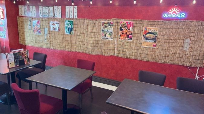 各お席は、小さいお子様もOKのファミリー向けのつくりとなっております。隣同士なるべく干渉しない配置にもなっておりますので、お子様やシルバーの方々も安心してご利用いただけます♪