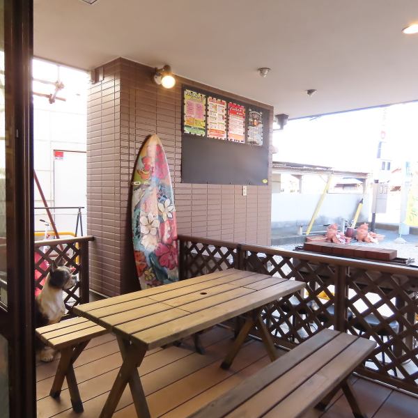 [15 minutes by bus from Omiya Station! Enjoy handmade hamburgers and Western food] The inside of the restaurant is a warm space based on wood.There is a homely atmosphere that makes you feel at home.Our restaurant has a wooden deck where you can enjoy meals with your precious dog.We also have a menu for dogs.