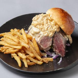 烤牛肉松露鸡蛋汉堡配凤尾鱼蒜泥蛋黄酱