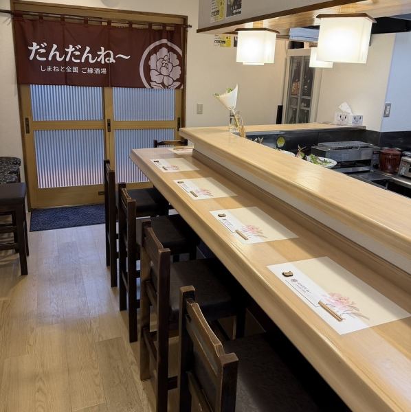 カウンター席は全10席。おひとり様も大歓迎で、ふらっと立ち寄れる気軽さが魅力。店主との会話を楽しみながら、料理とお酒をゆったり味わえます。