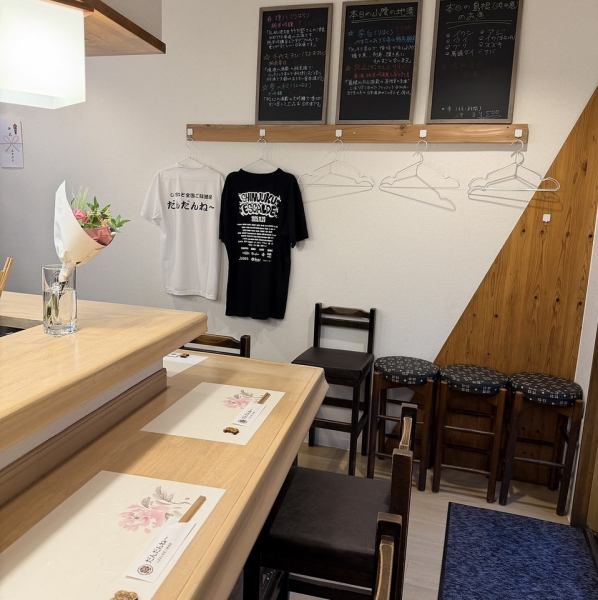 小上がりの座敷席は8～10名様まで対応可能。仲間との飲み会や少人数宴会におすすめ。足を伸ばしてくつろげる落ち着いた空間です。