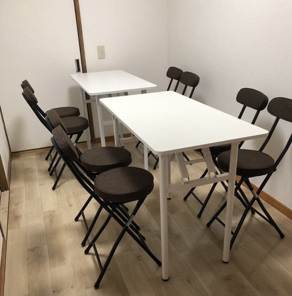テーブル席は4名掛けを2卓ご用意。最大8名様まで対応可能。仲間との飲み会や少人数宴会におすすめ。プライベートの空間を楽しめるお席です。