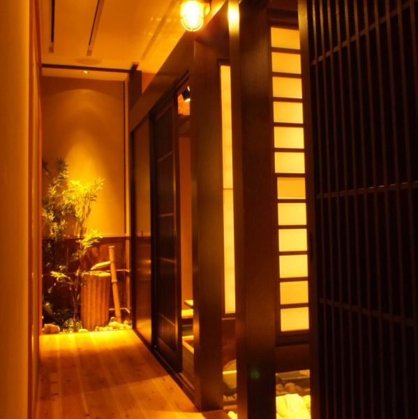 A calm Japanese-style room where you feel the warmth of the tree.The atmosphere like a hideout is ideal for dates, drinks, banquets and family gatherings