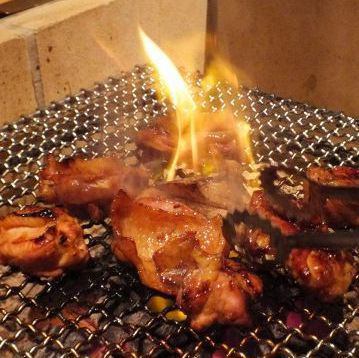 囲炉裏で焼く地鶏料理