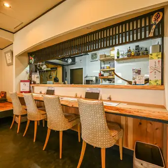 目の前で店主の華麗な包丁さばきや調理の臨場感を満喫できる、全4席のカウンター席です!お洒落で落ち着いた雰囲気は、大切な方とのデートや誕生日、記念日のお祝いにぴったり◎ご友人とのサク飲みや、お一人様での贅沢なひとときにもおすすめです。絶品料理とお酒を味わいながら、特別な時間をゆったりとお過ごし下さい♪
