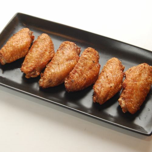 Deep-fried chicken wings with spicy aroma