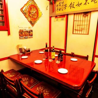 4 table seats! Enjoy delicious cuisine in authentic Chinese atmosphere! Various dishes ♪