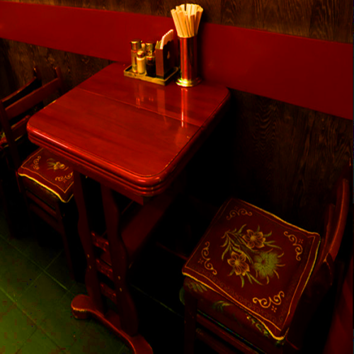 Table seat for 2 people! One person can have a relaxing meal ♪ Enjoy authentic Chinese food!
