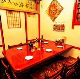 可容納4人的餐桌席！在正宗的中國風情中品嚐美味佳餚！提供各種菜餚♪