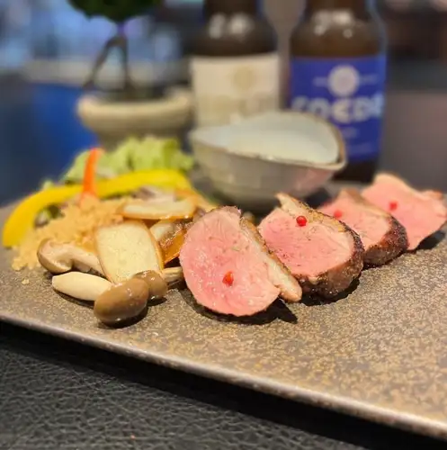 メイン醸し鴨肉のレアステーキ