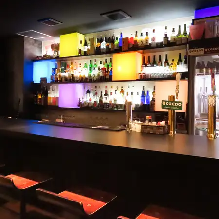 入り口正面にはライトが綺麗なバーカウンターが6席!種類豊富なカクテルやCOEDOクラフトビールなどをお楽しみいただけます。お仕事帰りのお一人様も大歓迎!2、3人で肩を並べてお食事を楽しむのも◎