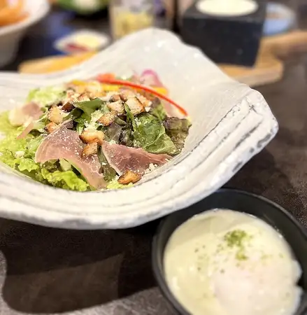 生ハムと温玉のシーザーサラダ