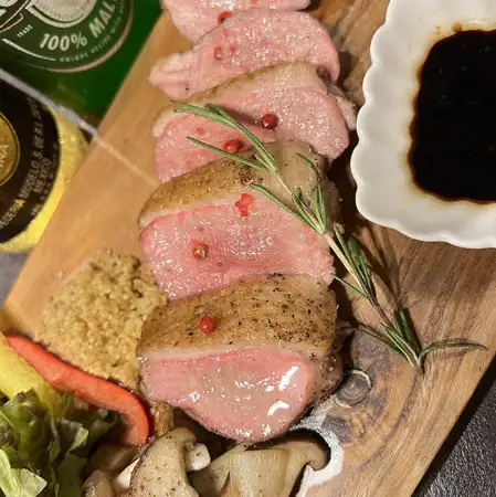 メイン醸し鴨肉のレアステーキ