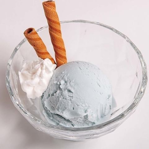 Blue salt vanilla ice cream (Ishigaki Island salt)