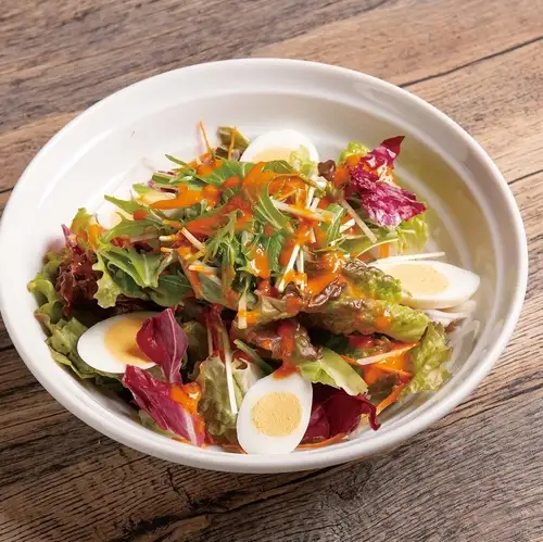 Yakiniku restaurant's delicious salad with dressing