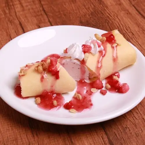 Fukuoka-grown Amaou strawberry crepe ice cream