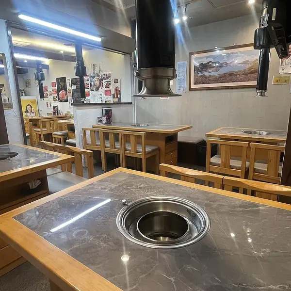 奥の半個室では18名様迄の宴会が出来ます。炭火でみんなであぶって♪25名~35名まででお店ごと貸切OKです!