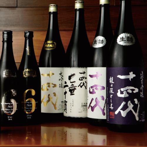 店内にずらりと並ぶ日本酒、地酒、焼酎、名酒の数々…