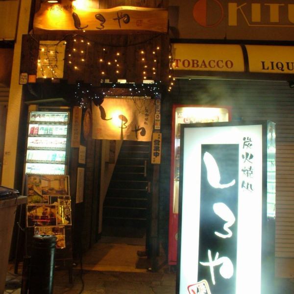 JR川崎駅・京急川崎駅から徒歩5分、「たちばな通り」にひっそりと佇む、日本酒と焼き物が豊富な居酒屋です♪お一人様でも気兼ねなくご利用いただけるカウンター席もご用意しておりますので、会社帰りのサク飲みはもちろん、少人数での二軒目にもおすすめです◎