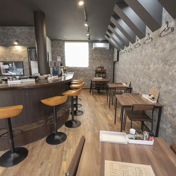 調理風景が目の前で広がるカウンター席をご用意しております。店主が目の前で鮮やかにお刺身を引いている姿や、手際よく調理する様子を眺めながらお食事を楽しめる特等席です。お一人様でふらっと立ち寄るのも大歓迎。