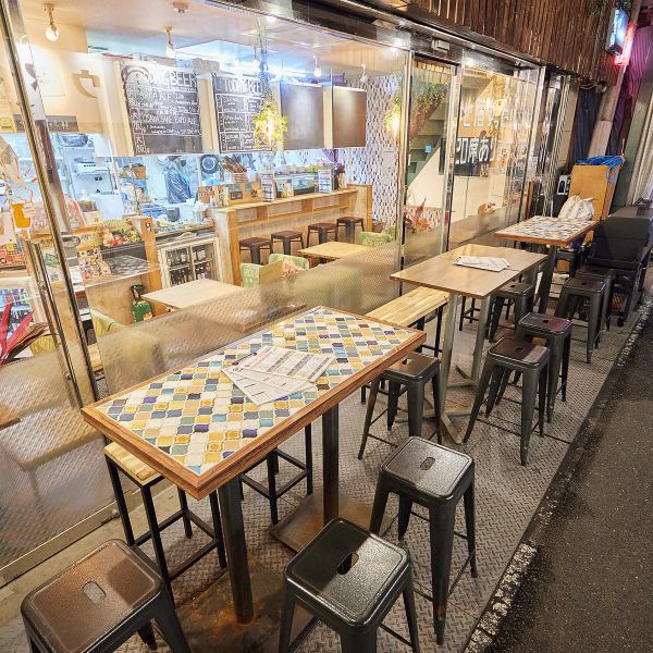 【難波の屋外テラス席◎】大阪の街並み、空気を楽しみながらお食事をしたい方にもピッタリの席です。テラスフロア限定でペット連れの入店も可能ですので、お散歩ついでにカフェやビールをご堪能いただけます！大型本格BBQコンロを利用した、テラス限定のBBQコースもあります♪