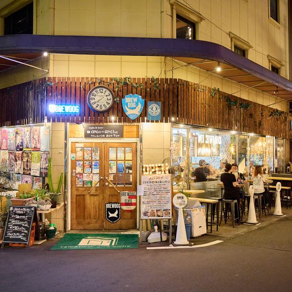 【難波の屋外テラス席◎】大阪の街並み、空気を楽しみながらお食事をしたい方にもピッタリの席です。テラスフロア限定でペット連れの入店も可能ですので、お散歩ついでにカフェやビールをご堪能いただけます！大型本格BBQコンロを利用した、テラス限定のBBQコースもあります♪