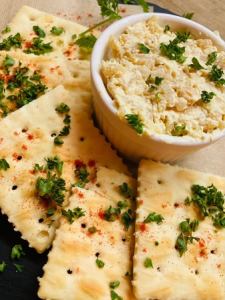 烟熏腌萝卜配奶油奶酪饼干