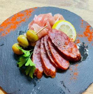 熏火腿和萨拉米香肠配烟熏油