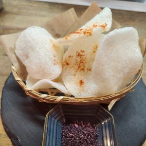 新鲜炸制的虾片（配紫菜盐）