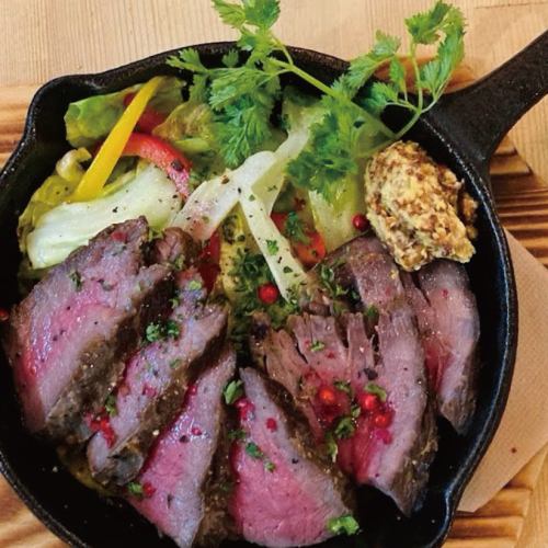 トモサンカクのスキレットステーキ