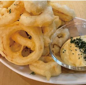 新鲜炸制的大洋葱圈