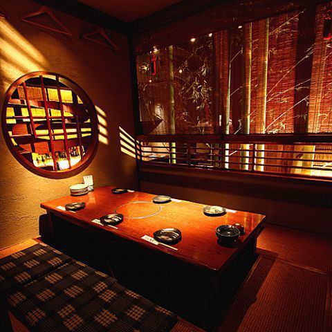 A private room with an elegant Yaku cedar kotatsu.The calm interior is perfect for an adult date