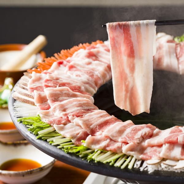 惠比寿“涮锅”，配以毛莱猪肉和色彩缤纷的蔬菜