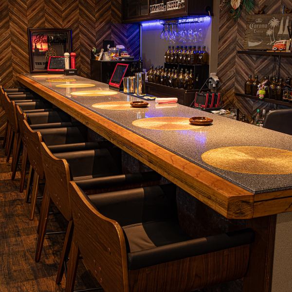 1名掛けのカウンター席は全7席。仕事帰りにふらっと立ち寄って、スタッフとの会話を楽しんだり、ひとりでじっくり歌ったりと、自由なスタイルで過ごせます。常連さんとのちょっとした交流も生まれやすく、初めての方でもすぐに馴染める温もりある空間です。