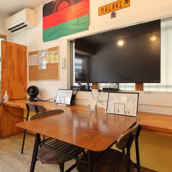 地元のご友人との賑やかな時間には、2名掛けのテーブル席がぴったり！店主が厳選した「クラフトビール」を飲み比べてみたりと、会話やご飲食にも花が咲くお席です♪
