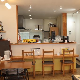 カウンター席は店主との距離も近く、会話を楽しめるお席となっております！何気ない会話からちょっとしたお悩みまで、店主がどんなお話でもお聞きします！
