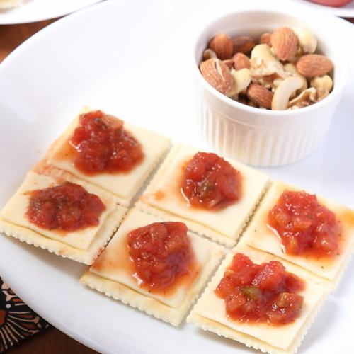 ナッツ&サルサソースで食べるクラッカー