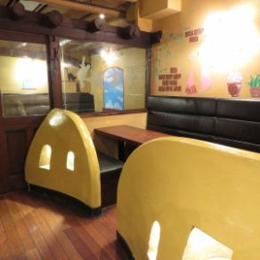 镰仓形状的座位在约会和女性聚会中很受欢迎！一个不用担心周围环境的私人空间，而且在社交媒体上也一定会很漂亮！