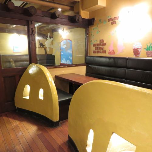 The kamakura-shaped seats are popular for dates and girls-only gatherings! A private space where you won't have to worry about your surroundings & you're sure to look great on social media!