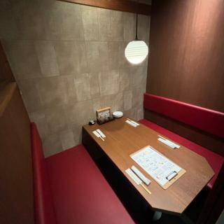 モダンな店内…落ち着いた空間でゆっくりとお過ごしいただけます。気の置けない仲間との飲みの場や仕事帰りのサク飲みなどにもご利用ください。【#京都#居酒屋#串#京料理#京野菜#個室#おしゃれ#記念日#接待#飲み会#飲み放題#女子会】