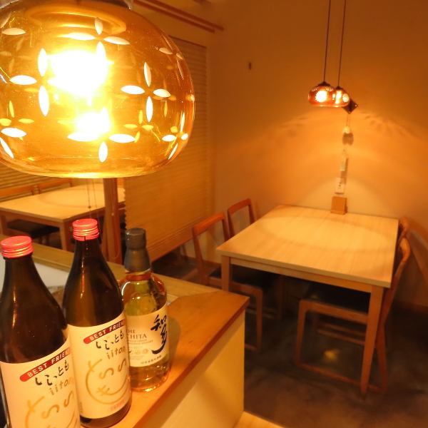 【テーブル席：4名席×2卓】温かな色味の照明と木目が心地よい、リラックスできる空間。周りの賑わいを感じつつも、ゆったりとお食事が楽しめます。普段使いはもちろん、少人数でのご宴会など、様々なシーンにおすすめのテーブル席です。