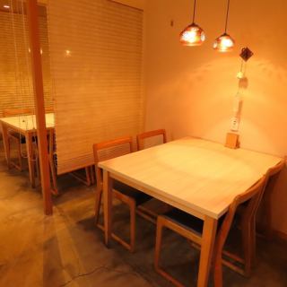 【落ち着きと温もりを感じる空間】木のぬくもりと柔らかな照明が心地よい、落ち着いたテーブル席。ゆったりとした時間を過ごせる、癒しのひとときをどうぞ。