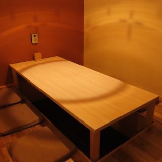 【畳の座敷でくつろぐ和のひととき】畳敷きの座敷席は、足を伸ばしてくつろげる癒しの空間。仲間との語らいや家族の団らんにぴったりです。