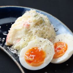 ポテトサラダと半熟卵