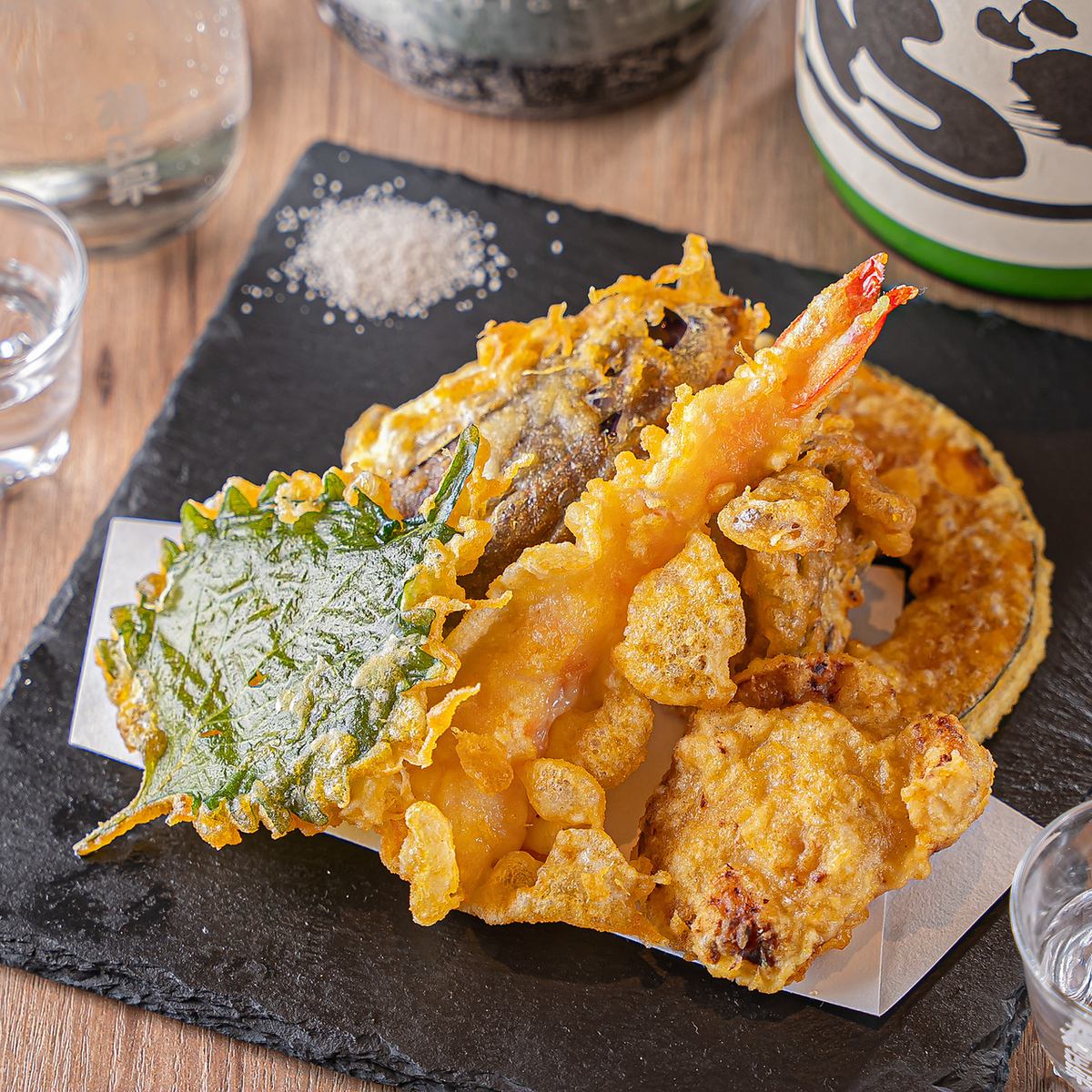 カツオ出汁を使用したうどんや天ぷらを楽しめるお店