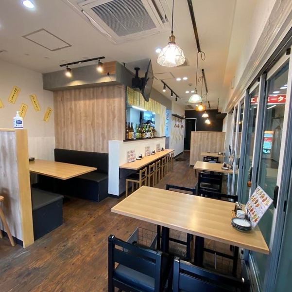 広電「八丁堀駅」から徒歩圏内、新天地プラザビル1Fにある当店。一歩足を踏み入れると、活気あふれるスタッフの笑顔と明るい木目の内装が皆様をお迎えします。ご家族での団らんや友人との飲み会に最適な、親しみやすく居心地の良い情景が広がります。