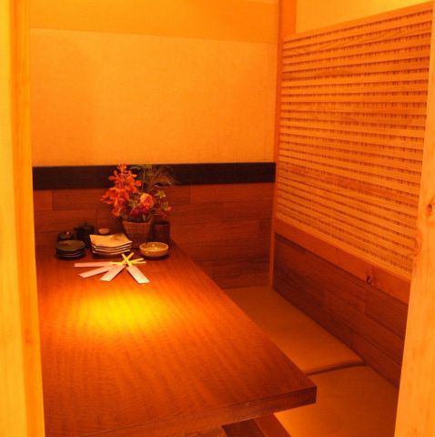 [和平的日本私人房间空间]有4个完整的私人房间，可供4人使用。一间仅供情侣使用的私人房间。此外，还有一个可供8人参加的各种宴会的完整私人房间。[完全私人房间海鲜鲜鱼宴会三宫北野坂日本料理]